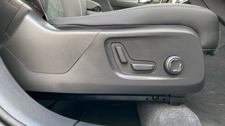 Volvo XC40 2.0 B3P Ultimate Dark 5dr Auto Petrol Estate